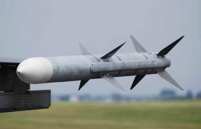 NATO naikintuvas per klaidą paleido kovinę raketą „oras-oras“ AMRAAM virš Estijos