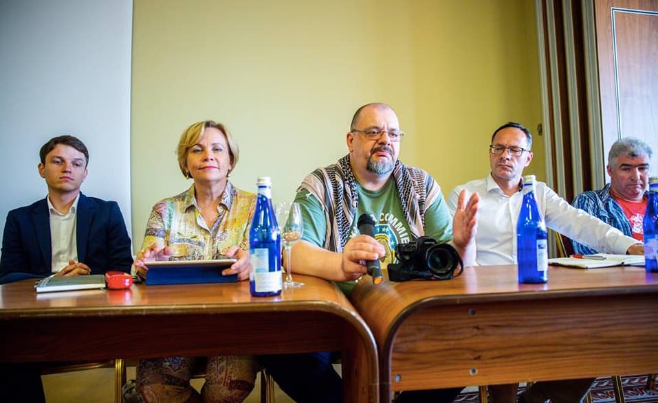Analizių analitikas M. Laurinavičius (dešinėje). Nuotr. facebook.com