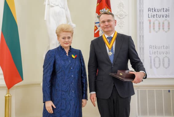 Nuotraukos autorius Robertas Dačkus. LR Prezidentė D.Grybauskaitė 2018-02-15 apdovanojo LR KT pirmininką Dainių Žalimą Valstybiniu apdovanojimu Lietuvos didžiojo kunigaikščio Gedimino ordino Komandoro didžiuoju kryžiumi.
