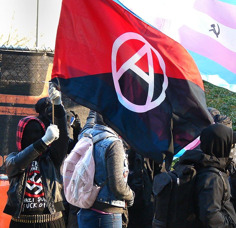 ANTIFA vėliava, sudaryta iš anarchistų ir transgenderių vėliavų mišinio.