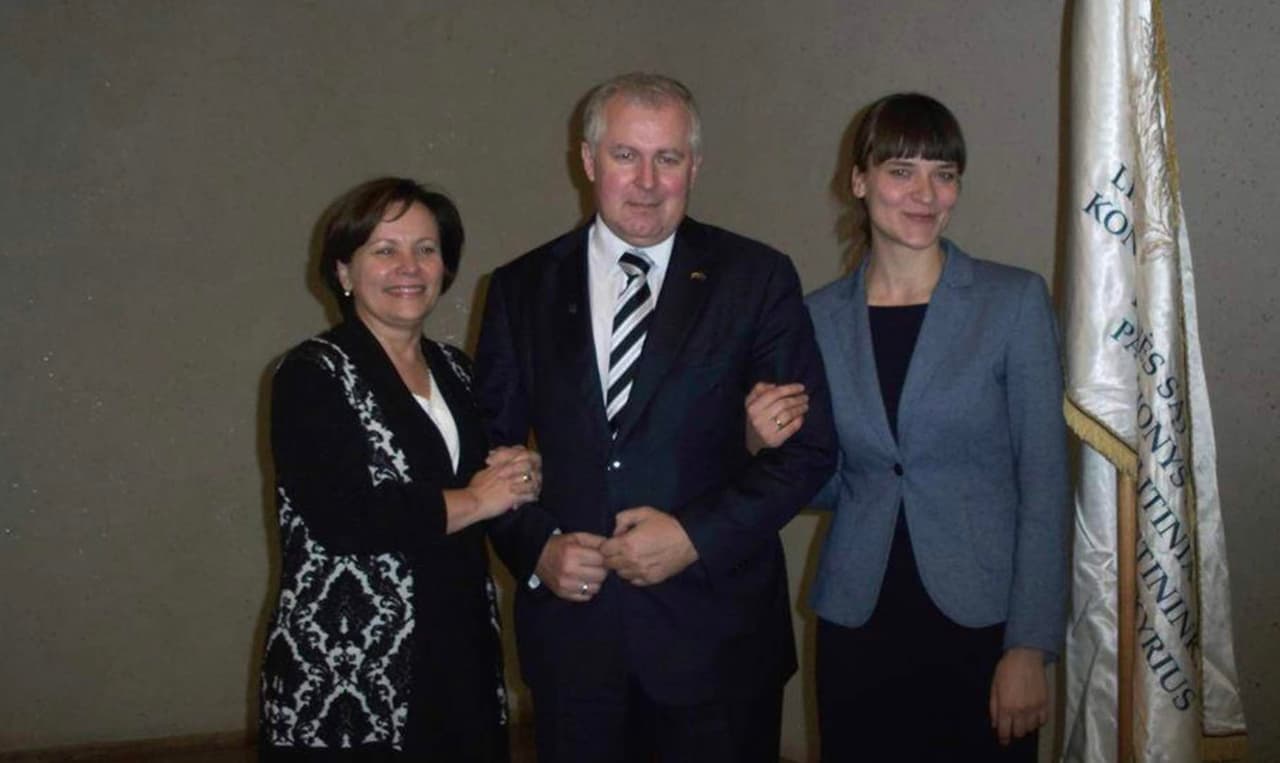 R. Juknevičienė (kairėje).