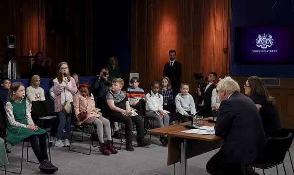 „Daily Mail“: Borisas Džonsonas pajuokavo – kai kuriuos žmones būtų galima sušerti gyvūnams