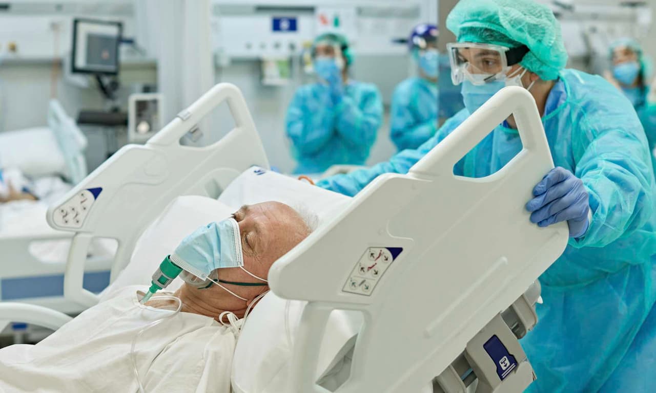 50 proc. žmonių numirė persirgę sunkia COVID-19 forma. Pasveikusiems, rizika mirti išlieka didelė