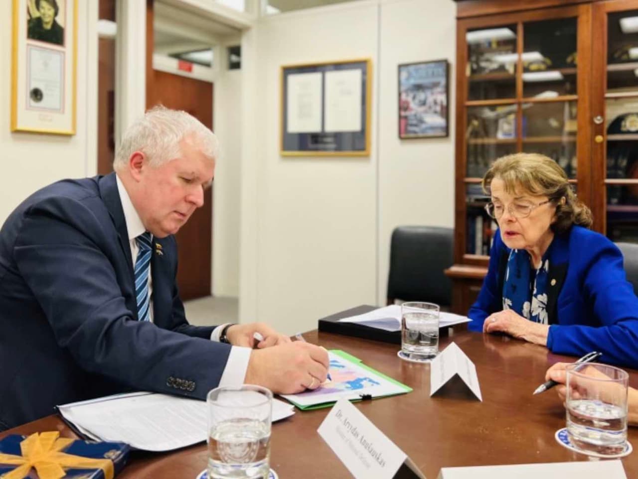 A. Anušausko viešnagės JAV akimirka su Dianne Feinstein. Nuotr. kam.lt