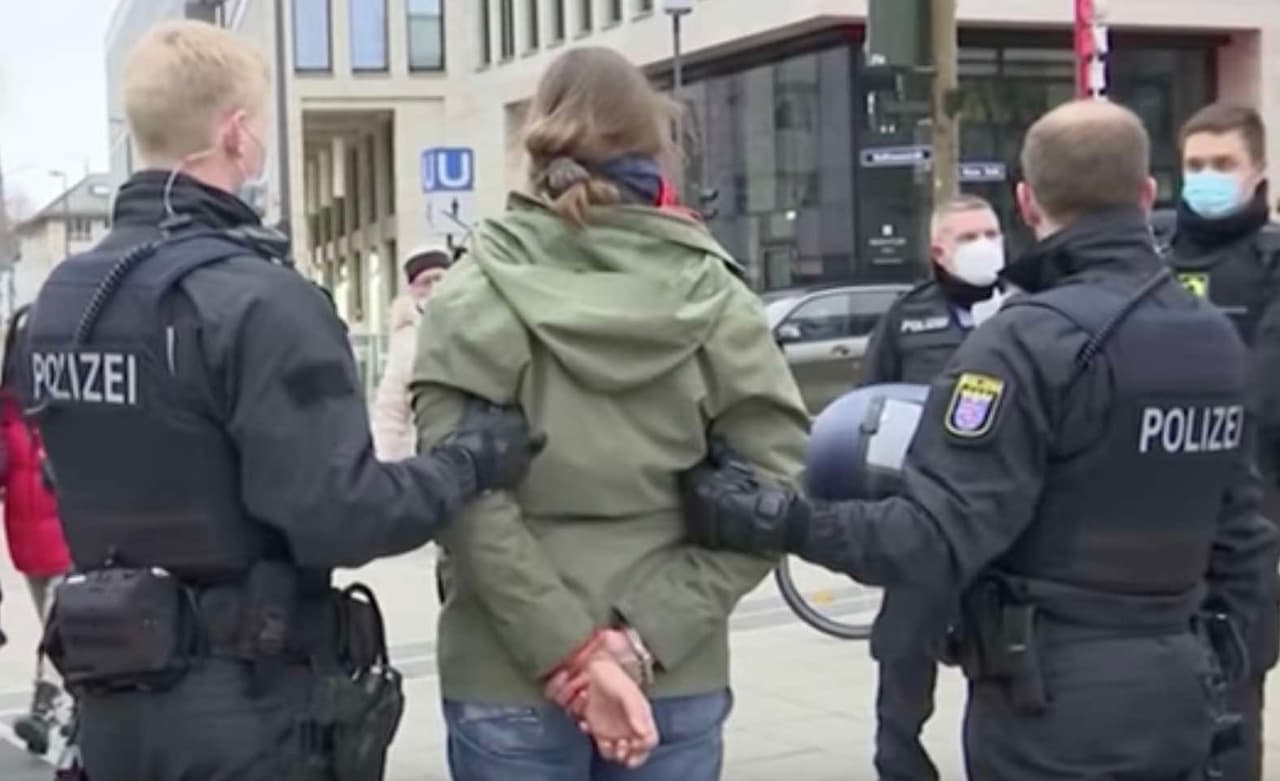 Europoje stiprėja protestai ir prasideda marionečių medžioklė