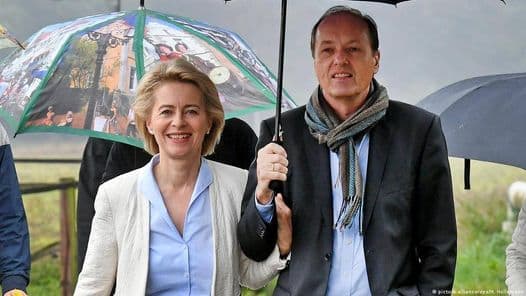 Kaip Ursulos von der Leyen vyrui pavyko tapti svarbiu „Pfizer“ verslo dalyviu