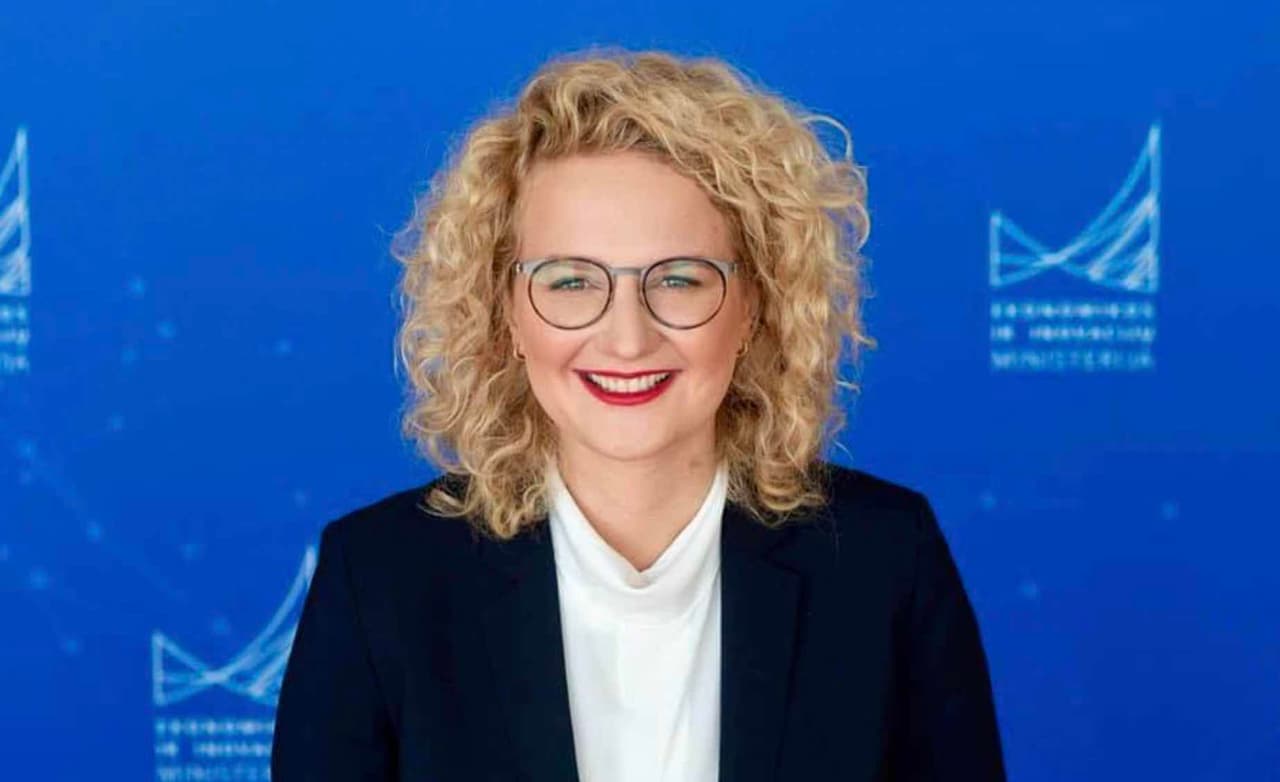 Ekonomikos ir inovacijų ministrė pranešė, kad nėra kinų kalbos žinovė