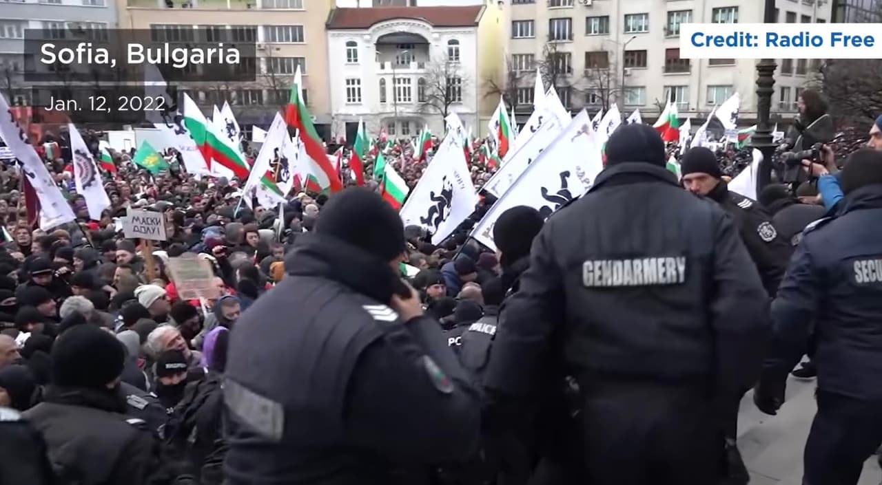 Bulgarijoje, per mitingą prieš pandemijos valdytojus, bandymas šturmuoti Parlamentą