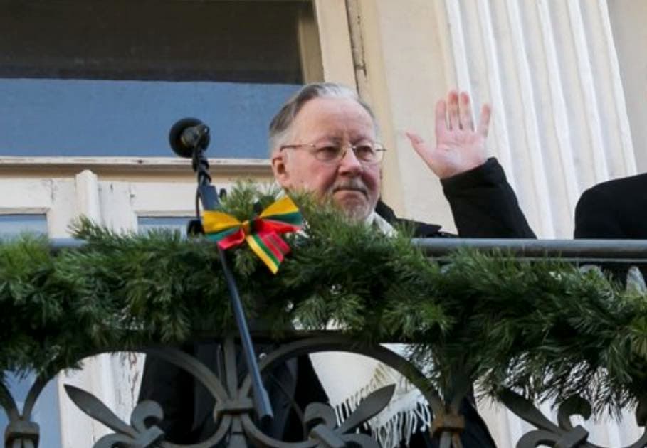 Landsbergis balkone.