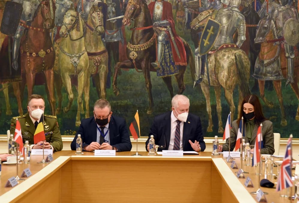 Anušauskas su NATO šalių ambasadoriais aptarė papildomas priemones regiono gynybos stiprinimui