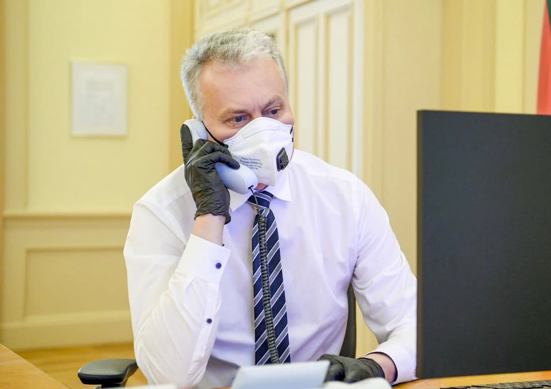 Nausėda telefonu pasikalbėjo su Makronu, prieš pastarajam susitinkant su žudiku Putinu