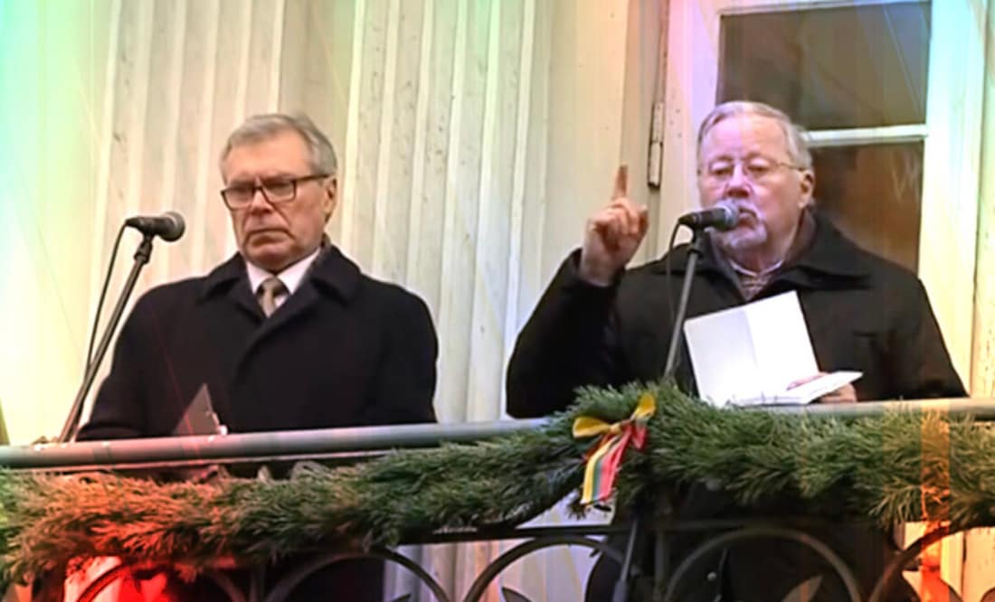 Žmonių partijos patriarcho Vytauto Landsbergio (dešinėje) tradicinė kalba iš balkono Vasario 16-ąją, jau seniai yra tapusi visos šventės kulminacija ir šalies kultūrine vertybe.