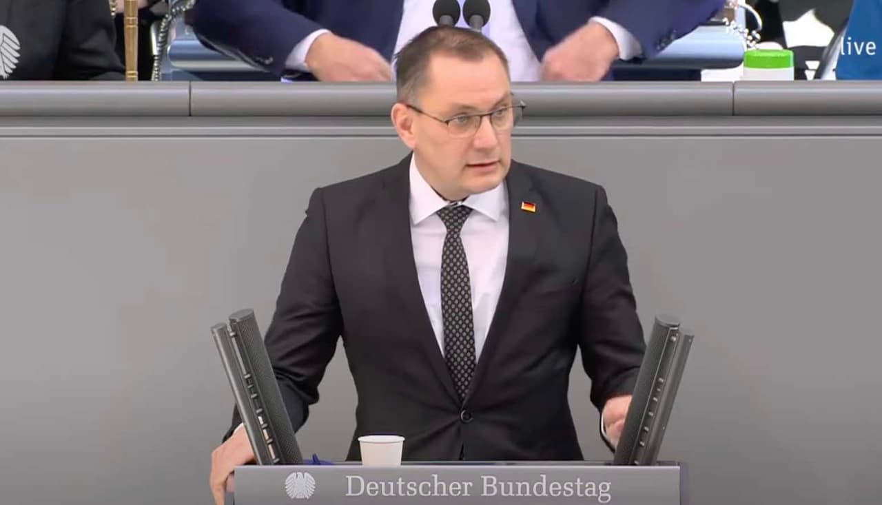 Vokietijos parlamentaras teigia, esą nereikia įsitraukti į karą su Rusija, o ieškoti sprendimų