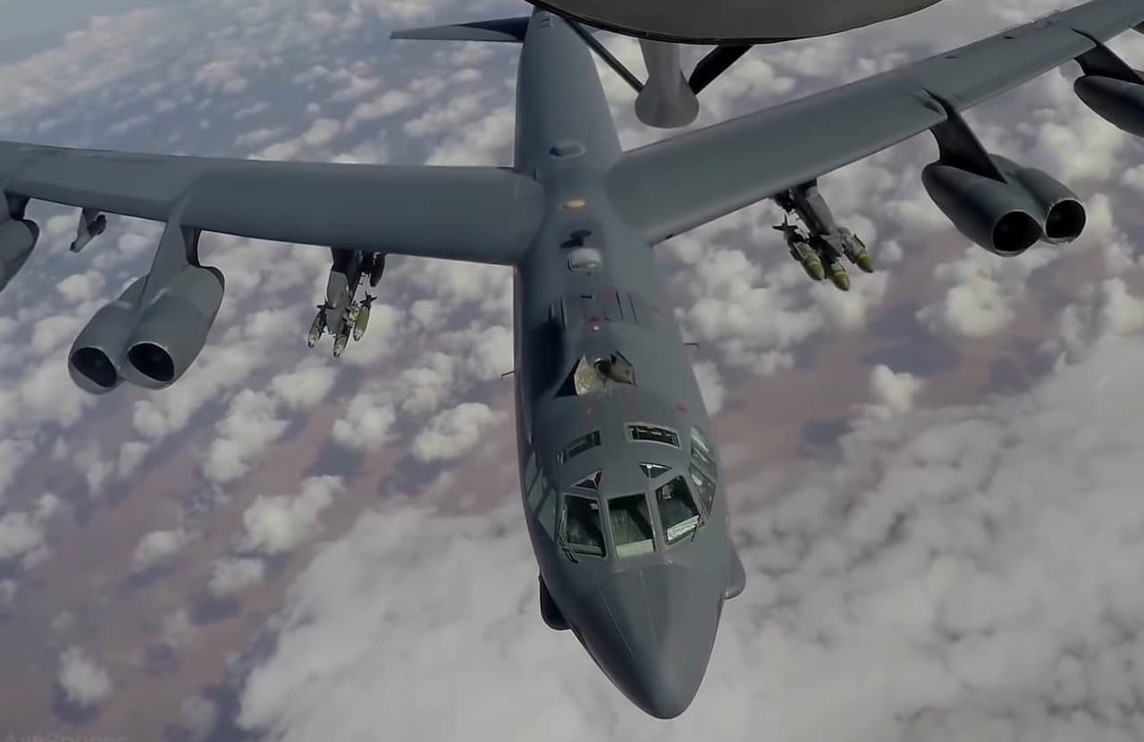 JAV strateginiai bombonešiai B-52 skrido mažiau nei 100 kilometrų nuo Ukrainos sienos