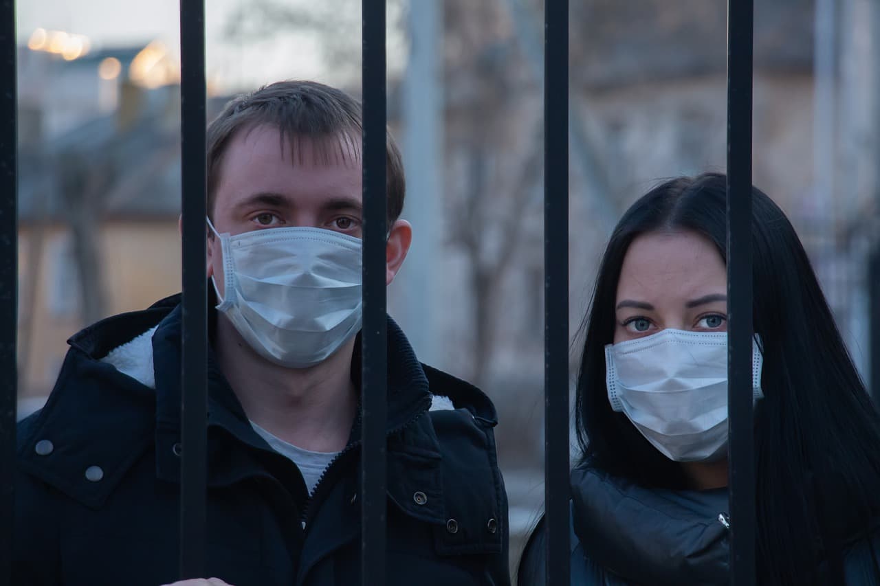 Kovo 18 d. Lietuvoje nuo koronaviruso numirė aštuoni žmonės, kurie buvo pilnai vakcinuoti