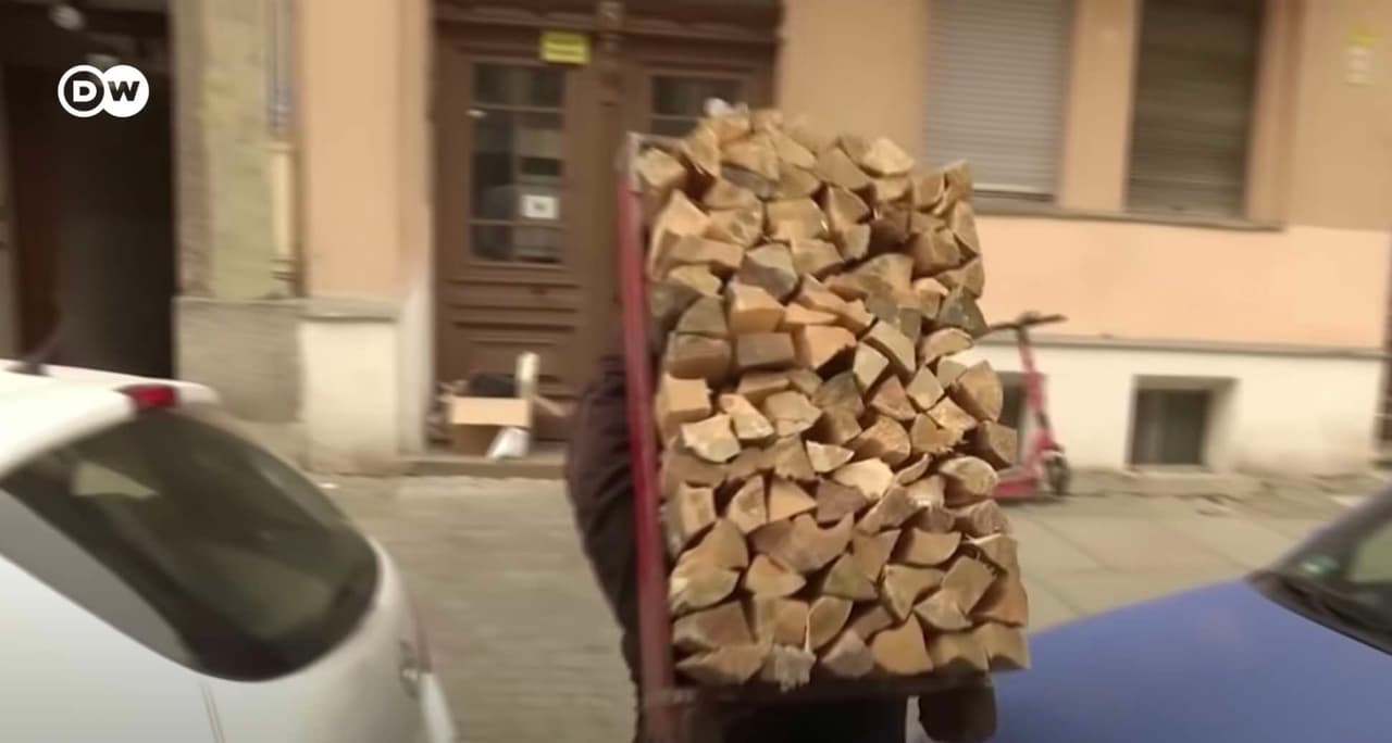 Dėl Putino įnorių vokiečiai priversti pirkti malkas ir baseinuose plaukioti vėsesniame vandenyje