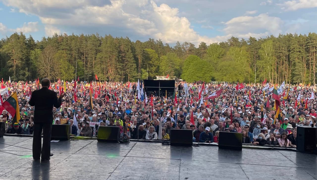 Garsus dainininkas ragina Lietuvos piliečius nebūti asilais