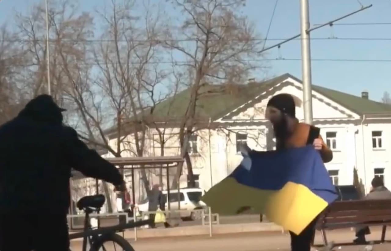 Latvijoje piketuotojas už Ukrainos šlovę iššaukė įvairias reakcijas