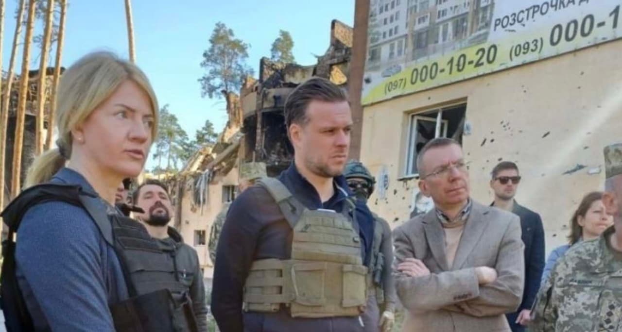 Iš nuvykusios trijulės tik latvis fotosesijos metu nutarė būti be neperšaunamos liemenės. Nuotr. urm.lt