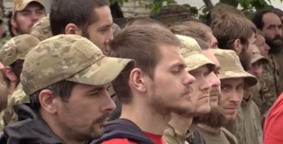 Paviešinti kadrai iš Azovstalio karo belaisvių sulaikymo vietos ir pranešta, kas jų laukia