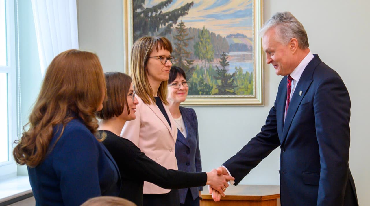 Nausėda su specialistėmis aptarė vaikų saugumo ir laimingos vaikystės aspektus