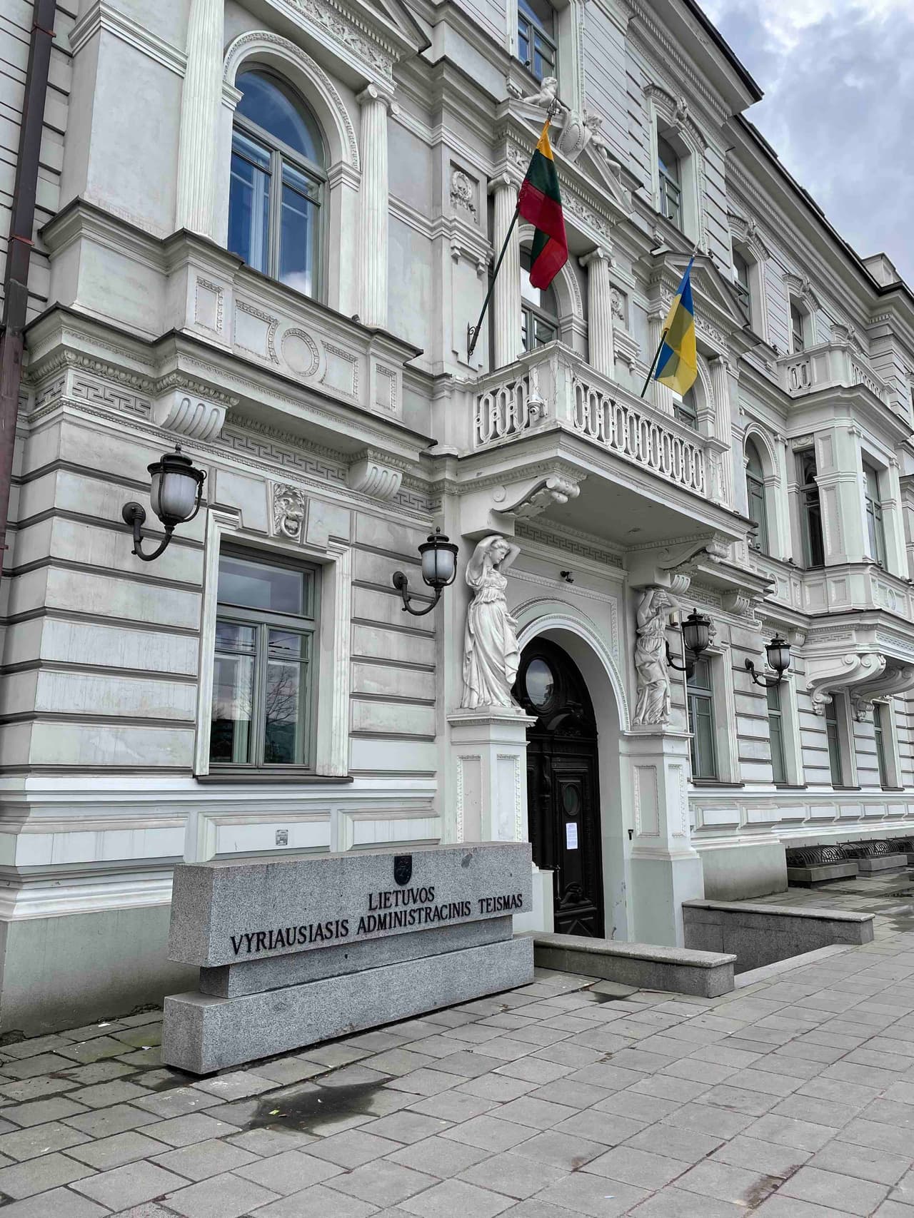 Ukrainos vėliavos eksponavimą valstybinėse Lietuvos institucijose Seimas įteisino neribotam laikui