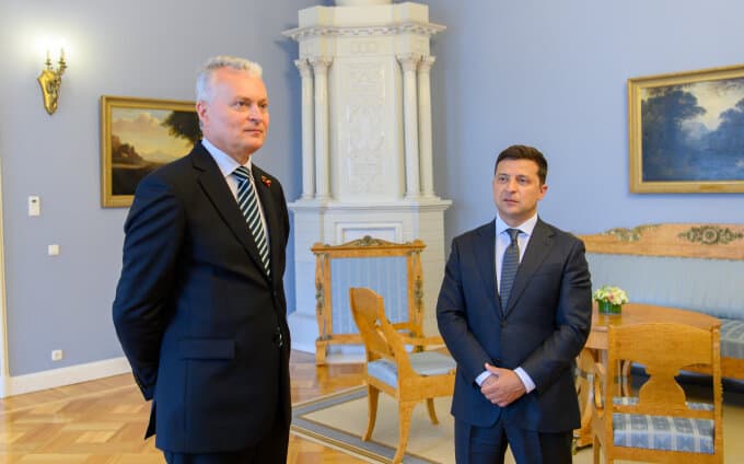 Nausėda su Zelenskiu aptarė Lietuvos teikiamą karinę paramą Ukrainai