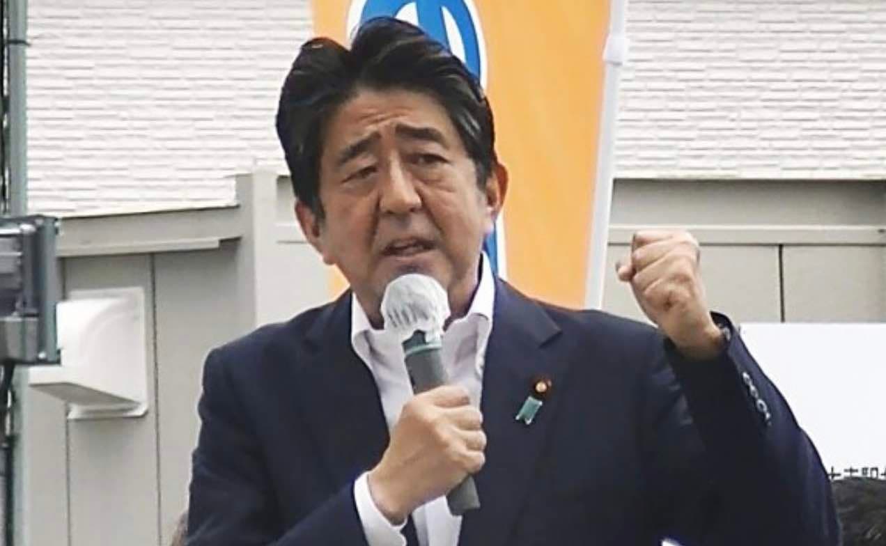Pasikėsinta į buvusį Japonijos premjerą (ligoninėje mirė)