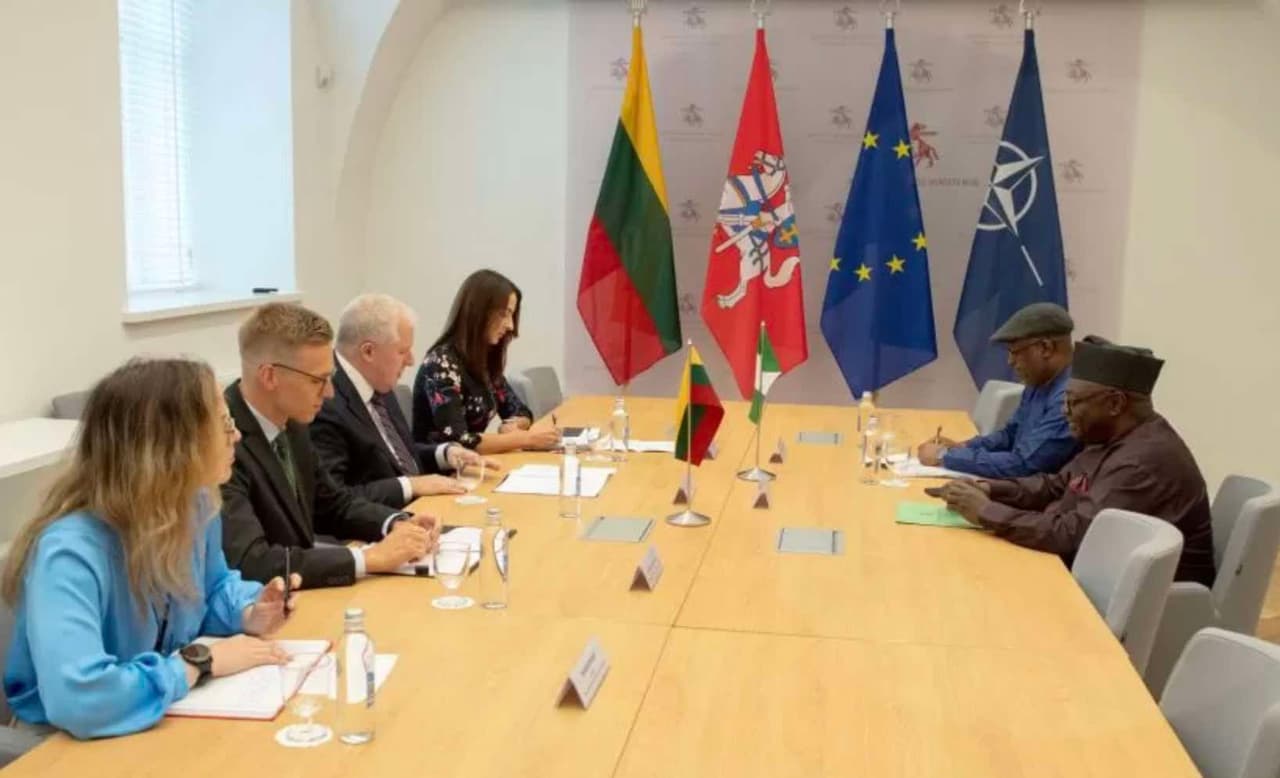 Anušauskas su Nigerijos ambasadoriumi aptarė tarptautines operacijas ir paramą Ukrainai