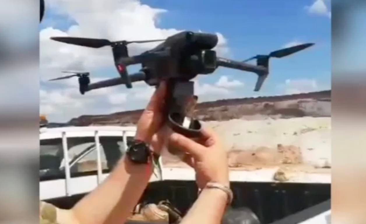 Ukrainiečių kariai užfiksavo, kaip ruošiamas dronas su granata, skirta priešui