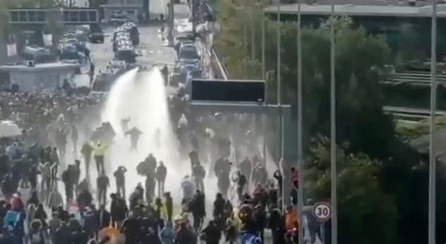 Italijoje tęsiasi masiniai protestai