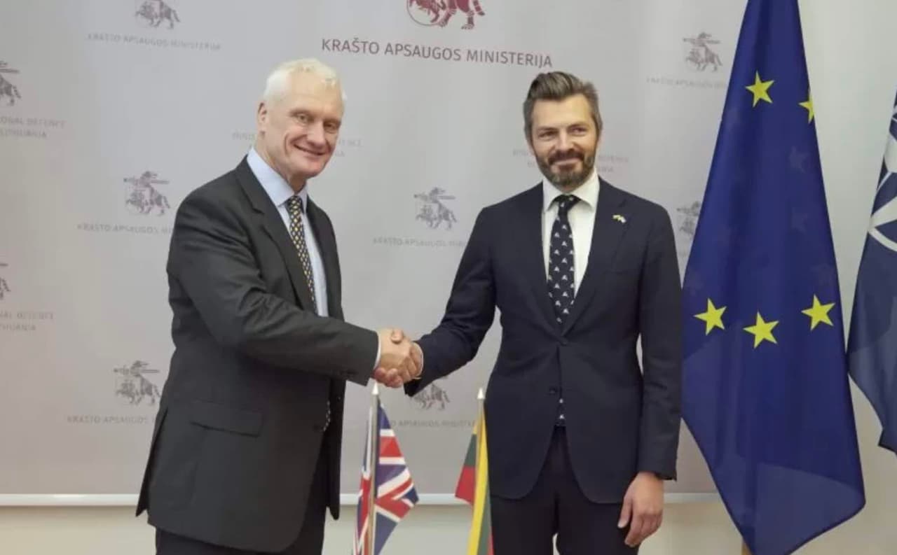 Aptarta koordinuota parama Ukrainai: Lietuva į JK siųs instruktorius Ukrainos karių mokymui