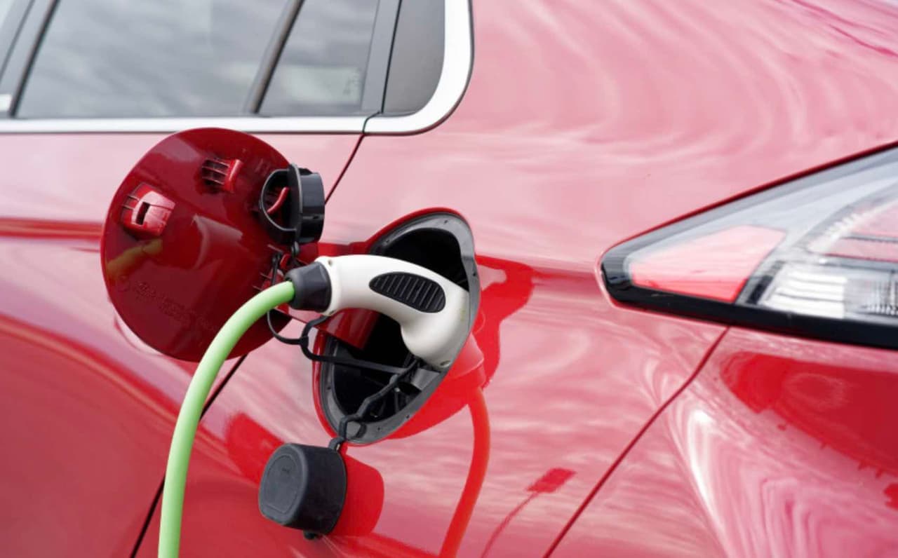 Gyventojai raginami persėsti prie taupių elektromobilių vairo