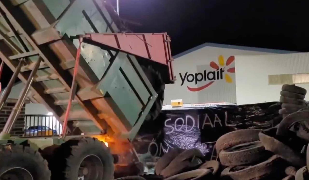 Prancūzijos ūkininkai priešais „Yoplait“ gamyklą išpylė tonas šlamšto