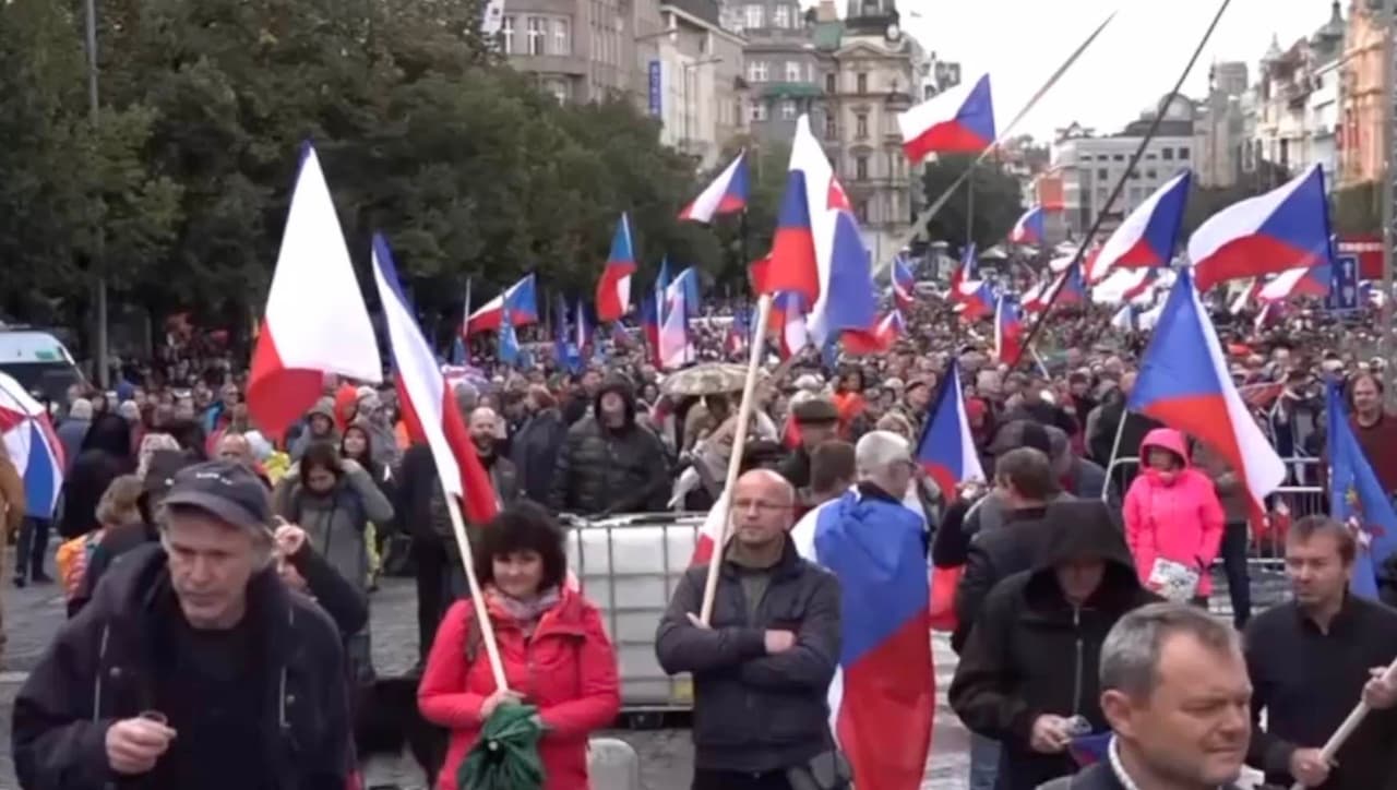 Nemąstantys Prahos gyventojai vėl surengė protestą