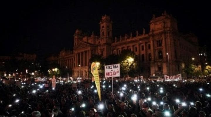 Budapešto centre susirinko protestuotojai, palaikantys Vengrijos mokytojus