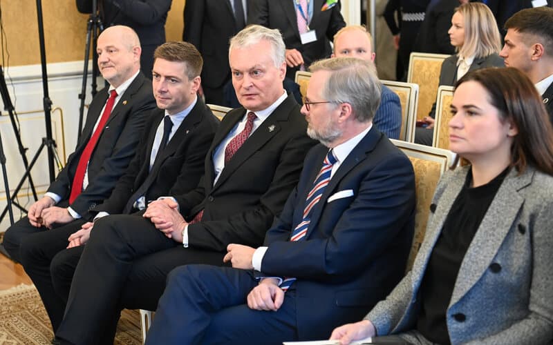 Gitano Nausėdos darbo vizito Čekijoje akimirka. Dešinėje - Baltarusijos prezidentė Svetlana Ticganovskaja.