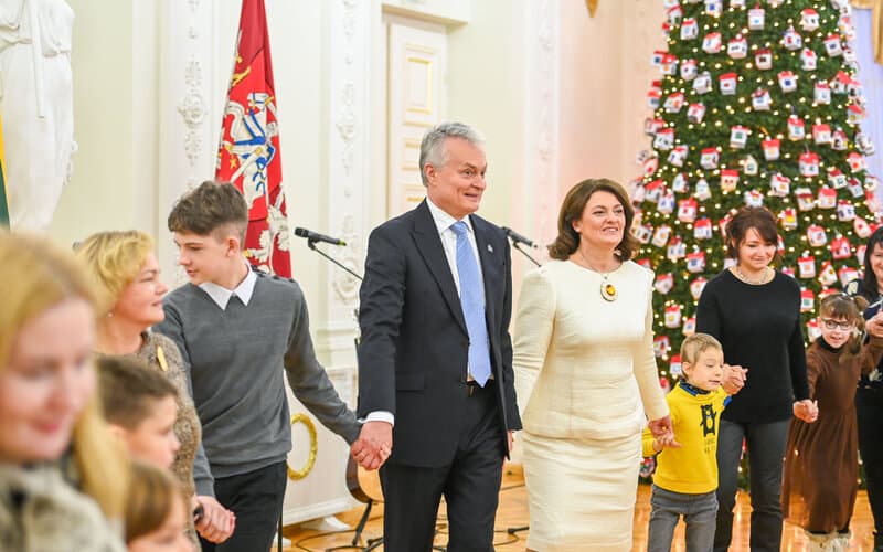 Pirmoji valstybės ponia Nausėdienė kartu su Nausėda įžiebė kalėdinę eglutę