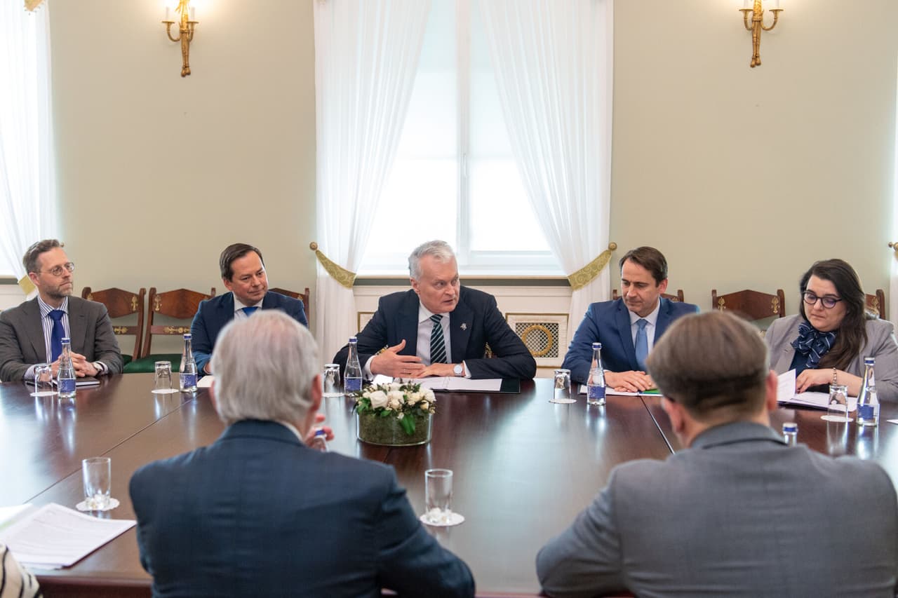 Nausėda išaiškino Hahnui, kokius svarbiausius darbus reikia nuveikti dėl Ukrainos