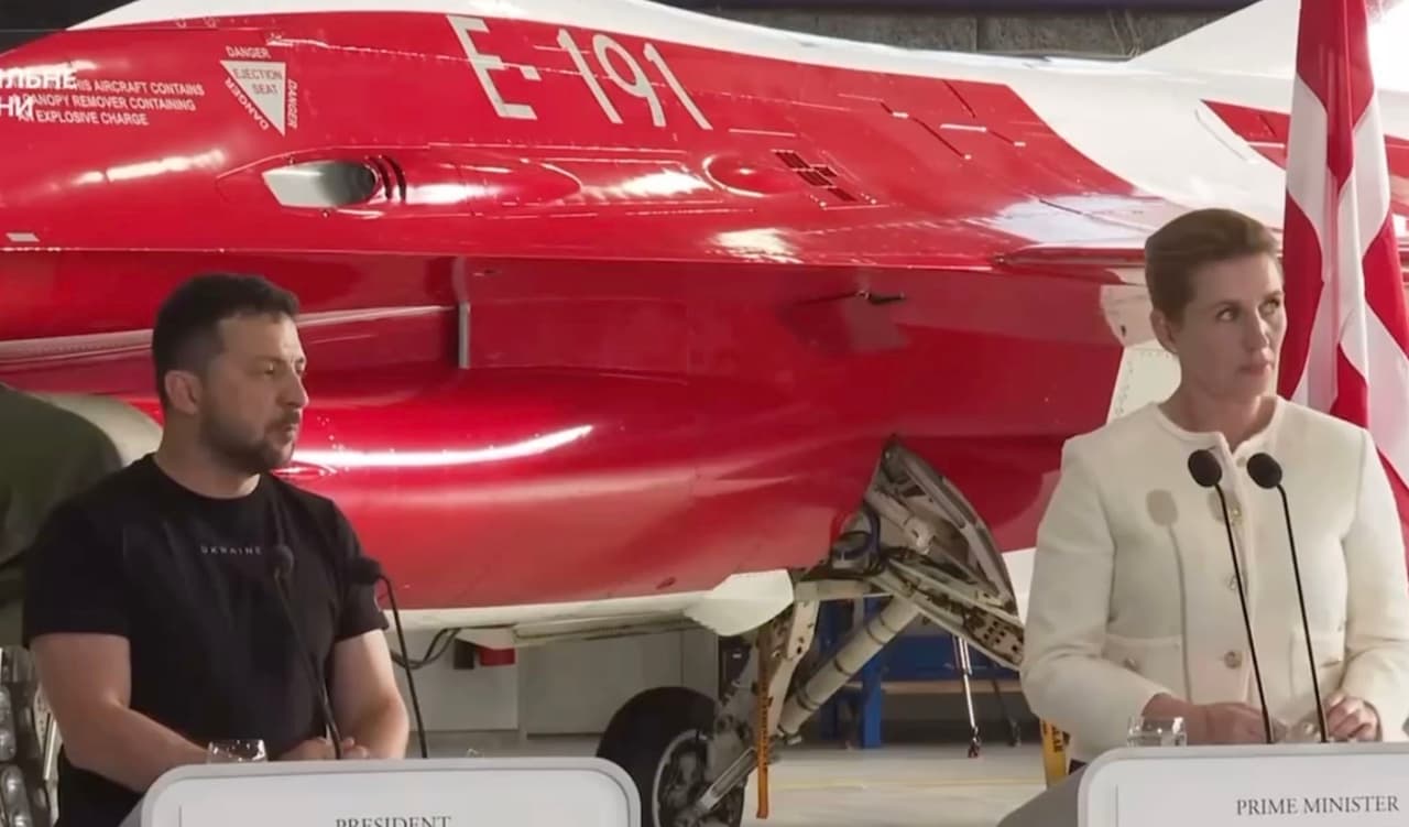 Zelenskis išbandė F-16 kėdę ir pasakė kokias žemes iškeistų į Ukrainos narystę NATO