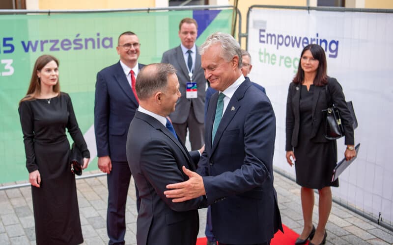 Istorinėje diskusijoje Nausėda pranešė, kaip jis drąsiai su kolegomis veikia
