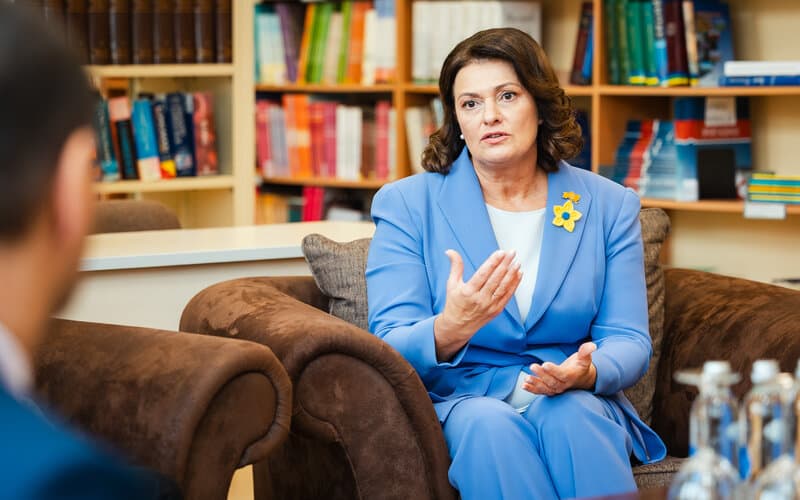 Pirmoji valstybės ponia Diana Nausėdienė Ukrainos centre susitiko su Mariupolio valstybinio universiteto rektoriumi, vėliau kartu su juo dalyvavo diskusijoje apie ukrainiečių diasporos svarbą.