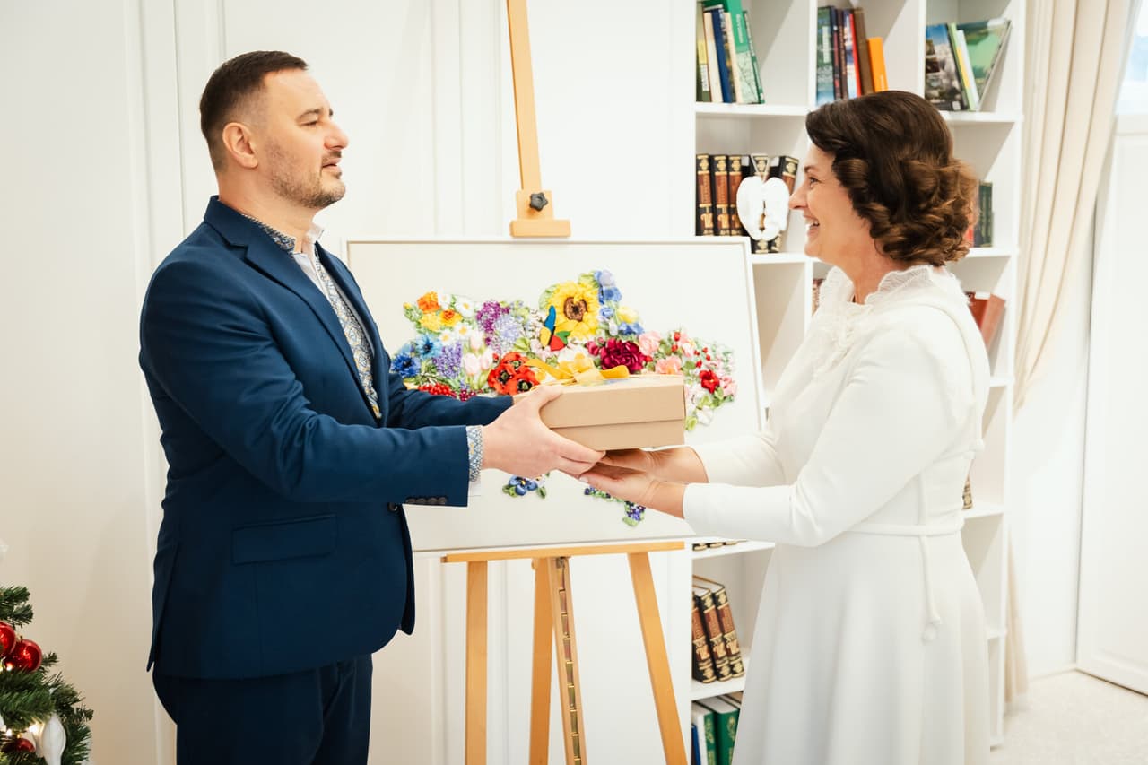 Nausėdienė Prezidentūroje padėkojo už padovanotą gaidelį