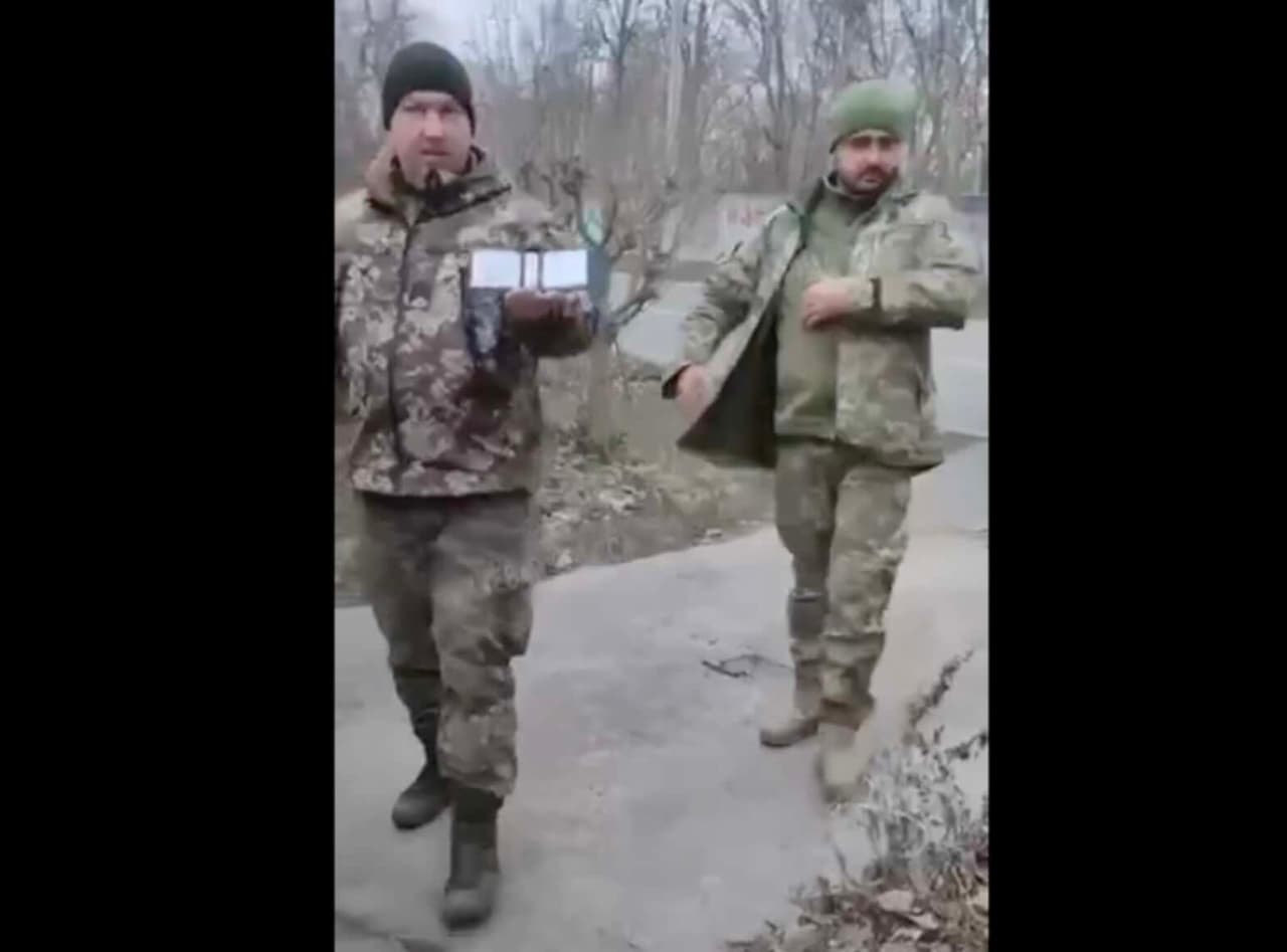 Užfiksuota, kaip trims kariškiams nepavyko pačiupti vieno ukrainiečio, privalančio būti fronte