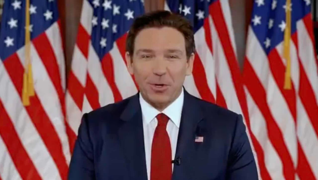 DeSantis nutraukė prezidentinę kampaniją – rems Trampą