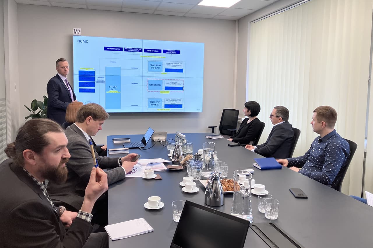 Artėjant karui, Vyriausybės kanceliarijos Nacionaliniame krizių valdymo centre (NKVC) lankėsi Ukrainos vidaus reikalų ministerijos atstovų ir ES Patariamosios misijos Ukrainoje delegacija.