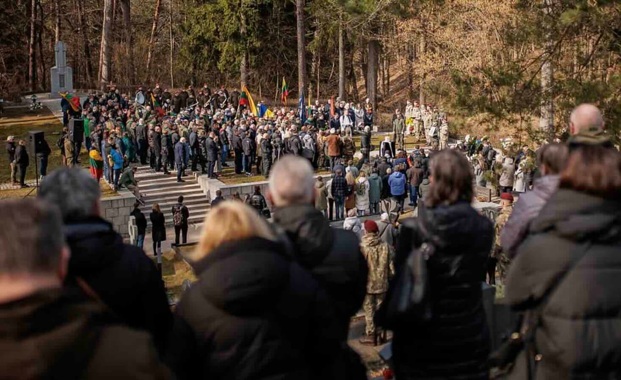 Tūkstantinės minios į paskutinę kelionę palydėjo pirmąjį Ukrainoje žuvusį Lietuvos karį