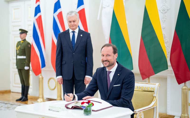 Nausėda pasidžiaugė sėkmingu Lietuvos ir Norvegijos bendradarbiavimu rengiant Ukrainos karius
