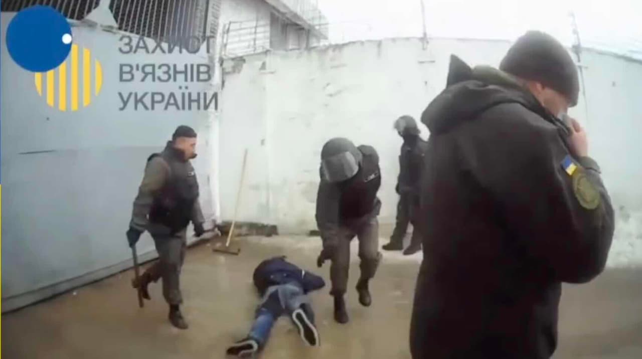 Ukrainos įkalinimo vietose esą kankinami ir neva mušami žmonės