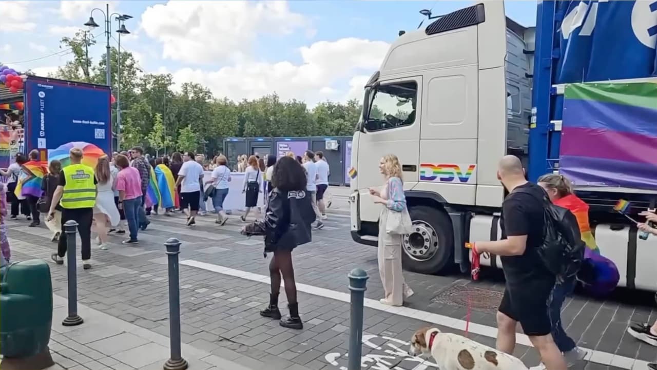 Netoli Seimo policija areštavo meninio performanso „Nereikia bijoti spalvų“ autorių